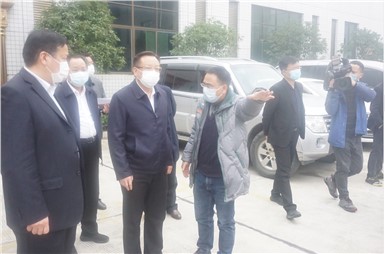 懷化市市長雷紹業(yè)一行蒞臨我司指導(dǎo)醫(yī)用防護服、醫(yī)用口罩生產(chǎn)情況